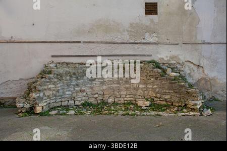 Die Überreste der Kirche St. Nikolaus auf dem Forum in Pula, Istrien, Kroatien. Eine einschiffige romanische Kirche aus dem späten 6. Jahrhundert Stockfoto
