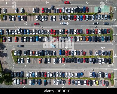 Luftaufnahme des großen Parkplatzes am Einzelhandelsparkplatz in Glasgow, Schottland, Großbritannien Stockfoto