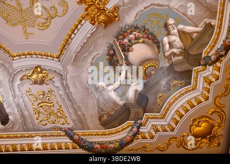 Teil einer bemalten Decke im Katharinenpalast, Tsarskoe Selo, Sankt Petersburg, Russland. Stockfoto
