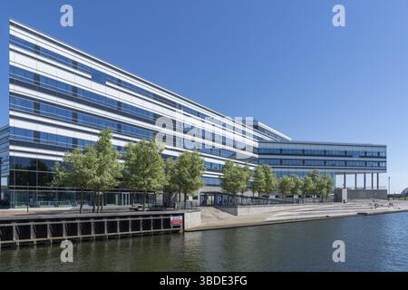 Aarhus, Dänemark - 8. Juni 2021: Das Gebäude der Aarhus School of Marine and Technical Engineering an der Hafenfront Stockfoto