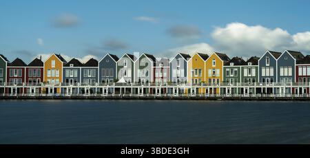 Houten, Niederlande - 9. Juni 2022: Panoramablick auf die bunten Regenbogenhäuser und den See in Houten Stockfoto