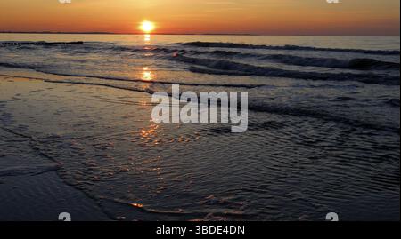 Sonnenuntergang an der polnischen Ostseeküste in der Nähe des Badeortes Misdroy, Sonnenuntergang in der Nähe des Küstenortes Misdroy Stockfoto
