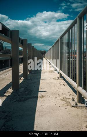 Detail von der schmalen Brücke, Nahaufnahme des Fußgängerbereichs. Stockfoto