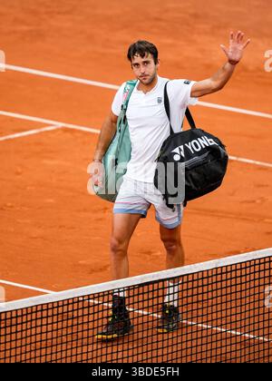 HAMBURG – 23. MAI: Tomas Martin Etcheverry aus Argentinien verlässt das Hauptgericht nach seinem Halbfinalspiel der Männer-Singles gegen Flavio Cobolli aus Italien während des 7. Tages der Bitpanda Hamburg Open am Rothenbaum am 23. Mai 2025 in Hamburg. (Foto: Rene Nijhuis) Stockfoto