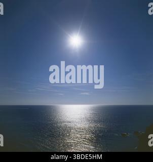 Sonne über dem Meer, Bretagne, Frankreich Stockfoto