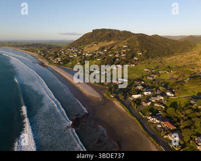 Luftaufnahme von Ahipara und dem südlichen Ende des Ninety Mile Beach in Northland, Neuseeland Stockfoto