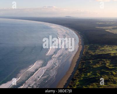 Luftaufnahme des Ninety Mile Beach in Ahipara, Northland, Neuseeland Stockfoto