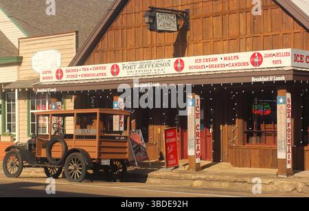 Jefferson TX - 8. Januar 2025: Store and Ice Cream Shop in Downtown Jefferson, Texas Stockfoto