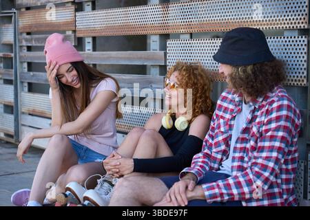 Gruppe junger Leute in lässiger Kleidung, die sich entspannt und im Freien Spaß macht Stockfoto