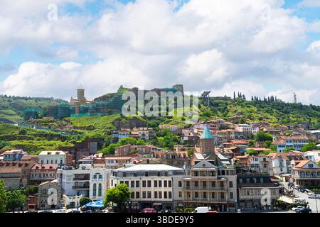 Tiflis, Georgien. Mai 2025. Panoramablick auf die Stadt an einem sonnigen Frühlingstag. Stockfoto