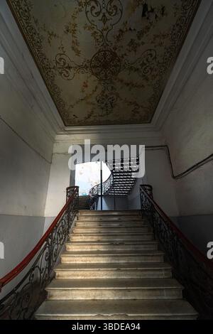 Tiflis, Georgien. Mai 2025. Die alten dekorierten Treppen in einem unbewohnten Gebäude im historischen Zentrum der Stadt Stockfoto