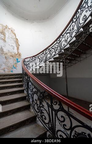 Tiflis, Georgien. Mai 2025. Die alten dekorierten Treppen in einem unbewohnten Gebäude im historischen Zentrum der Stadt Stockfoto