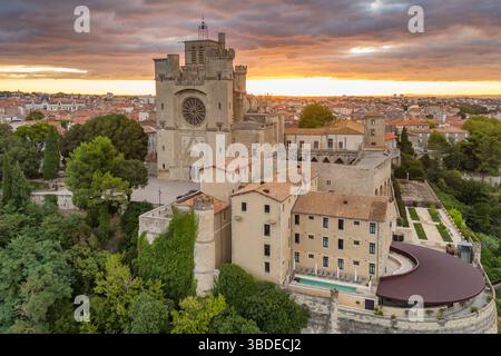 Blick aus der Vogelperspektive auf die historische Kathedrale von Beziers bei Sonnenaufgang, Frankreich. Stockfoto