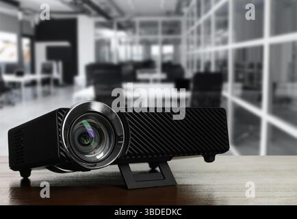 Moderner Videoprojektor auf Holztisch im Büro Stockfoto