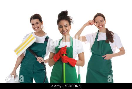 Reinigungsteam mit Vorräten auf weißem Hintergrund Stockfoto