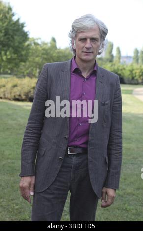 Der deutsche Schauspieler und Filmproduzent Walter Sittler spricht im Gespräch Stockfoto
