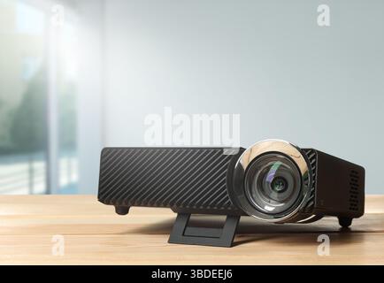 Moderner Videoprojektor auf Holztisch im Zimmer Stockfoto