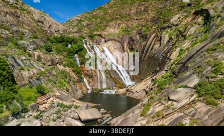 Aus der Vogelperspektive auf den wunderschönen Ezaro-Wasserfall in Carnota, Galicien, Nordspanien Stockfoto