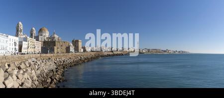 Cadiz, Spanien - 16. Januar 2021: Panorama-Stadtansicht der Altstadt von Cadiz Stockfoto
