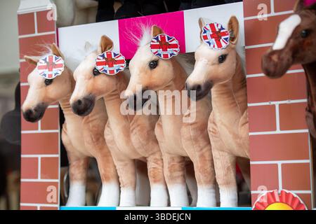 Windsor, Berkshire, Großbritannien. Mai 2025. Spielzeugpferde zum Verkauf im Shopping Village bei der Royal Windsor Horse Show. Dieses Jahr feiert das 82. Jahr der Show im Home Park auf dem privaten Gelände von Windsor Castle in Berkshire. Kredit: Maureen McLean/Alamy Stockfoto