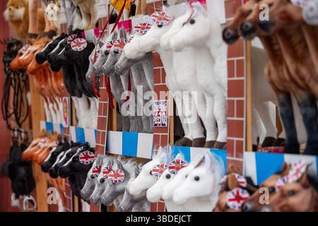 Windsor, Berkshire, Großbritannien. Mai 2025. Spielzeugpferde zum Verkauf im Shopping Village bei der Royal Windsor Horse Show. Dieses Jahr feiert das 82. Jahr der Show im Home Park auf dem privaten Gelände von Windsor Castle in Berkshire. Kredit: Maureen McLean/Alamy Stockfoto