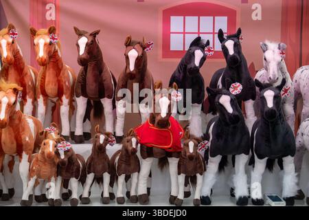 Windsor, Berkshire, Großbritannien. Mai 2025. Spielzeugpferde zum Verkauf im Shopping Village bei der Royal Windsor Horse Show. Dieses Jahr feiert das 82. Jahr der Show im Home Park auf dem privaten Gelände von Windsor Castle in Berkshire. Kredit: Maureen McLean/Alamy Stockfoto