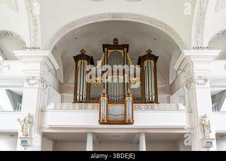 Schweiz - 3. Juli 2020: Innenansicht der Kirche Peter und Paul mit der Orgel Stockfoto