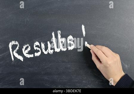 Hand schreiben mit Kreide auf einer Tafel das Wort Ergebnisse! Stockfoto