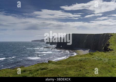 Ein Blick auf die Duncansby Sea Stacks und die wilde und zerklüftete Küste von Caithness in den schottischen Highlands Stockfoto