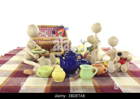 Picknick mit Familie, Drachen, Korb, Decke und Geschirr auf hellem Hintergrund Stockfoto