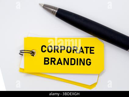 Corporate Branding auf gelbem Aufkleber steht für die unternehmensweite Kohäsion des Brandings Stockfoto