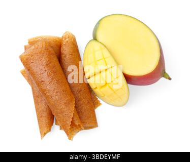 Köstliche Fruchtlederrollen und Mango isoliert auf weiß, Blick von oben Stockfoto