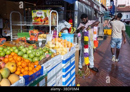 Straßenszene auf dem Obstmarkt in Little India in Singapur der südindianer webt die Blumengirlande für den Tempel Stockfoto