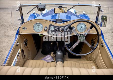 1936 MG TA MIDGET 1250 ccm. Innenansicht des Cockpits. Klassischer englischer Sportwagen in Blau. Stockfoto
