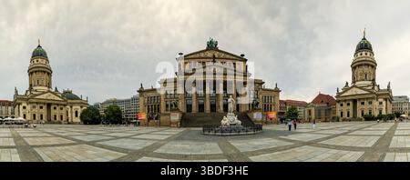 Berlin, Deutschland - 25. August 2020: Der Gendermanmarkt in Berlin mit dem Konzertsaal und dem französischen Dom und dem deutschen Dom Stockfoto