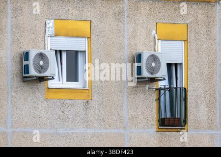 Zwei Klimaanlagen sind an der Außenfassade eines Gebäudes montiert und bieten eine Kühllösung Stockfoto