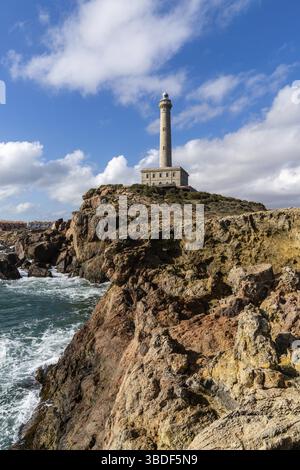 Eine vertikale Ansicht des Leuchtturms bei Capo Palos in Murcia im Südosten Spaniens Stockfoto