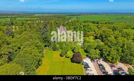 Cawdor Castle in Nairnshire Schottland ein blauer Himmel und Blick über wunderschöne Gärten und den Parkplatz in Richtung Black Isle im Frühling Stockfoto