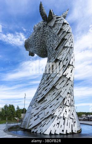 Falkirk, Vereinigtes Königreich - 20. Juni 2022: Eine der Kelpies-Pferdekopfskulpturen mit einem ausdrucksstarken, langbelichteten Himmel dahinter Stockfoto