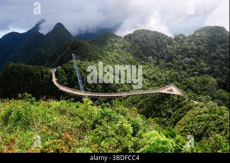 Die Langkawi Sky Bridge thront prekär über einer spektakulären Schlucht, 700 m über dem Meeresspiegel auf Pulau Langkawi, Malaysia, Südostasien Stockfoto