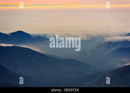 Atemberaubender Blick auf ein nebelgefülltes Tal bei Sonnenuntergang und die dramatische Landschaft des Sequoia National Park in Kalifornien mit Hügeln und Bergen Stockfoto