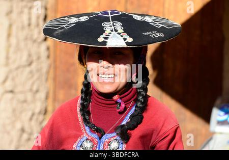 Peruanische Frau in Nationalkleidung in Urubamba, Peru, Südamerika Stockfoto