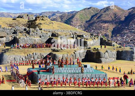 Inti Raymi, das Festival der Sonne, ist die jährliche Nachbildung einer wichtigen Inka-Zeremonie in der Inka-Festung Sacsayhuaman, Cuzco, Peru, Südamerika Stockfoto