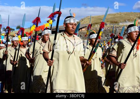Inti Raymi, das Festival der Sonne, ist die jährliche Nachbildung einer wichtigen Inka-Zeremonie in der Inka-Festung Sacsayhuaman, Cuzco, Peru, Südamerika Stockfoto