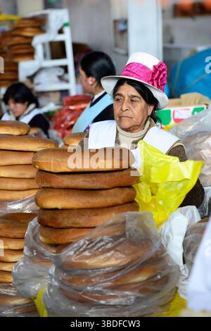 Peruanische Frau, die Brot auf dem Cusco-Markt verkauft, Peru, Südamerika Stockfoto