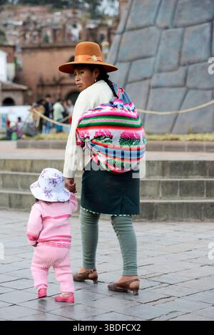 Frau in traditioneller Kleidung in Cusco, Peru, Südamerika Stockfoto