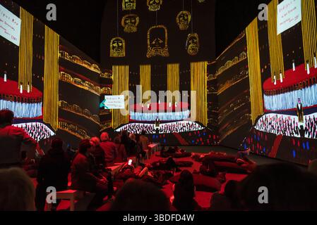 Installationsansicht „David Hockney 25“, Galerie 10, Hockney Paints the Stage, 2025, Creation of David Hockney & Lightroom Conception 59 Productions at D Stockfoto