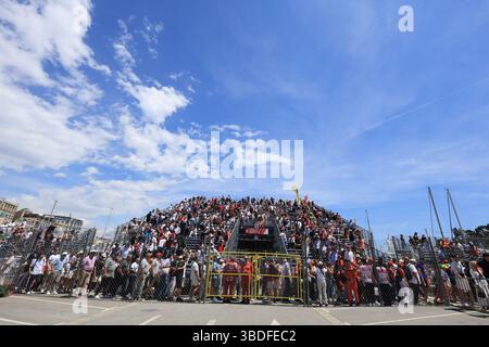 Circuit de Monaco, Monte Carlo, Monaco. Mai 2025. Formel 1 Tag Heuer Grand Prix von Monaco 2025; Qualifikationstag; Fans und Fans kommen an der Rennstrecke. Credit: Action Plus Sports/Alamy Live News Stockfoto