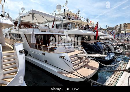Monaco, Monte Carlo. Mai 2025. Boote im malerischen Hafen von Monaco. 24.05.2025. Formel-1-Weltmeisterschaft, Rd 8, Grand Prix Von Monaco, Monte Carlo, Monaco, Qualifizierender Tag. Quelle: James Moy/Alamy Live News Stockfoto