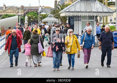 Weymouth, Dorset, UK.  24th May 2025.  UK Weather.  The seafront is busy with holidaymakers making the most of the cool and cloudy weather at the seaside resort of Weymouth in Dorset during the bank holiday weekend at the start of the half term school holidays.  Picture Credit: Graham Hunt/Alamy Live News Stockfoto